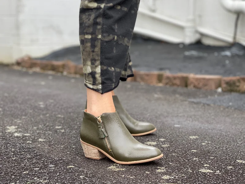 Flexible Sport Sneakers Chrissie Dani available in 3 colours
