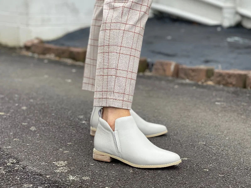 Minimalist Casual Sneakers Chrissie Dolly available in 5 colours